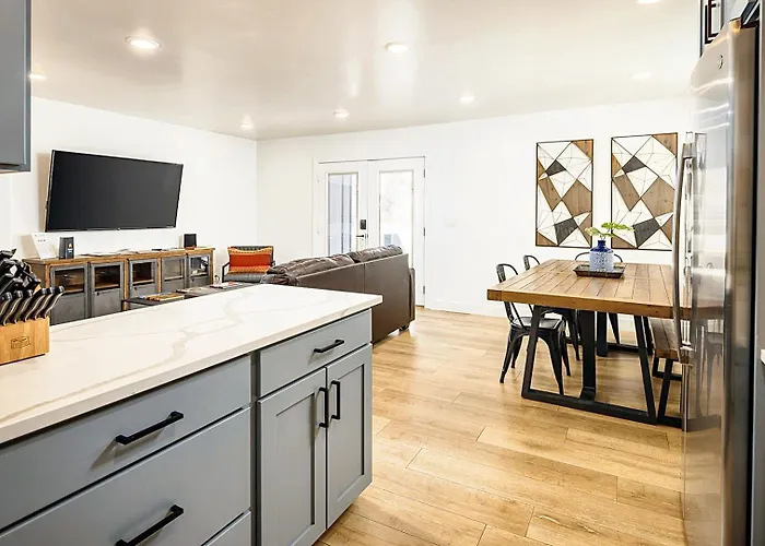 Near Downtown Stylish 2Br With Amazing Patio #1