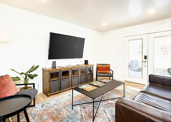 Near Downtown Stylish 2Br With Amazing Patio #1